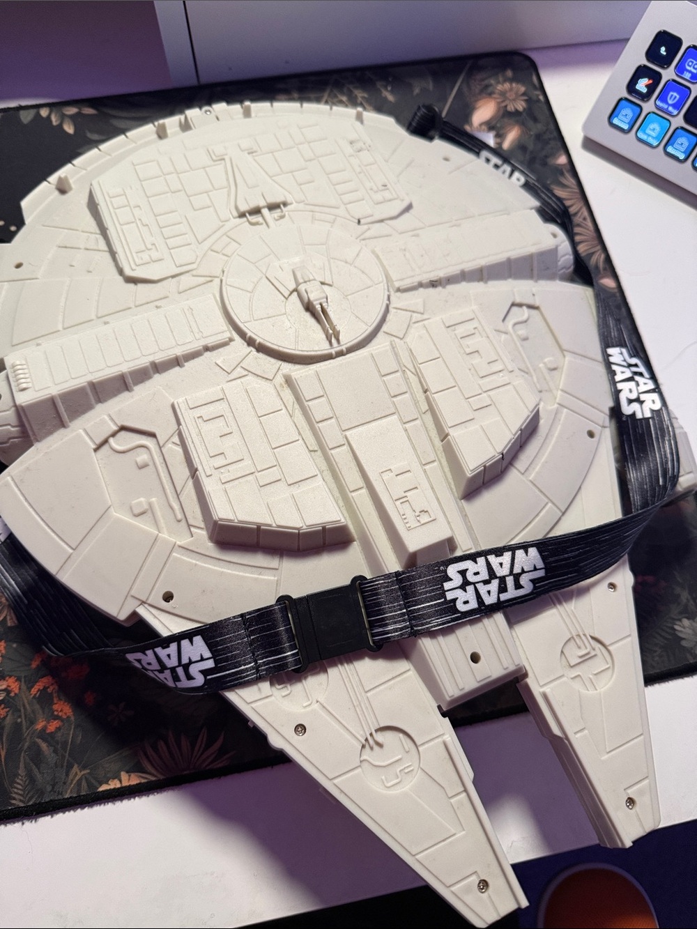 Millennium Falcon Popcorn Bucket - Picture 2 of 4
